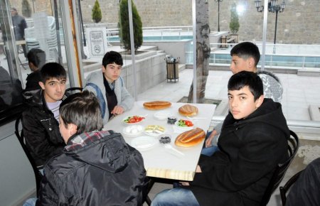 Her hafta cuma günü öğrencilere kahvaltı veriyorlar