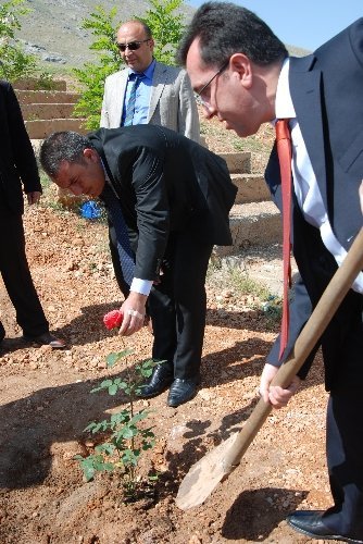 Her öğrenci bir gül dikti, okulu gül bahçesine çevirdi