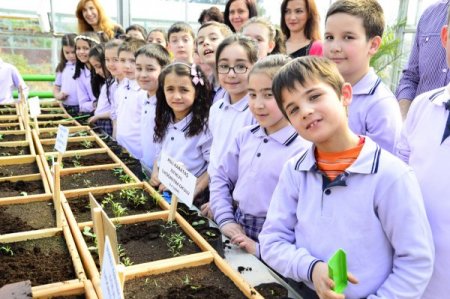 Her Öğrenci Kendi Çiçeğini Yetiştiriyor