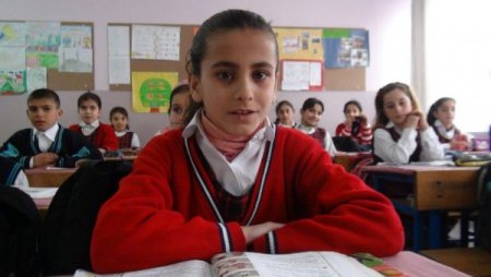 Her şeyi tersten okuyor