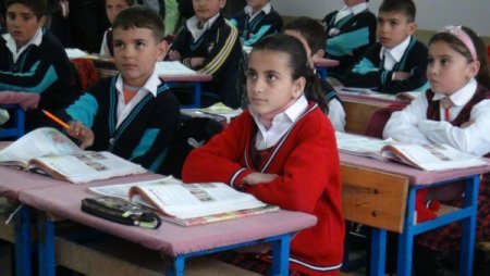 Her şeyi tersten okuyor