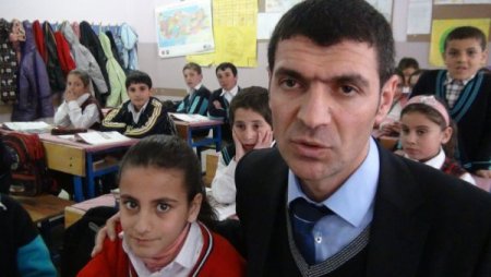 Her şeyi tersten okuyor