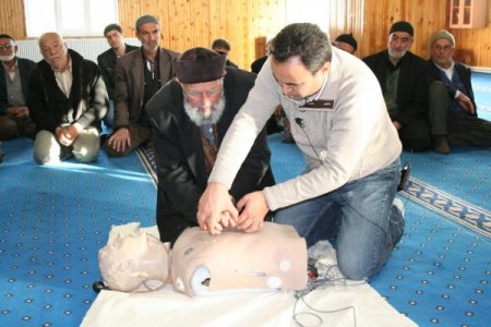 Her yaşta insana kalp masajı öğretiliyor