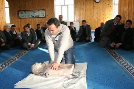 Her yaşta insana kalp masajı öğretiliyor