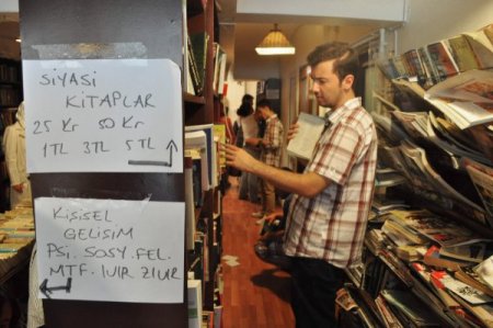 Herkes okusun diye 20 bin kitabı 25 kuruştan başlayan fiyatlarla satıyor