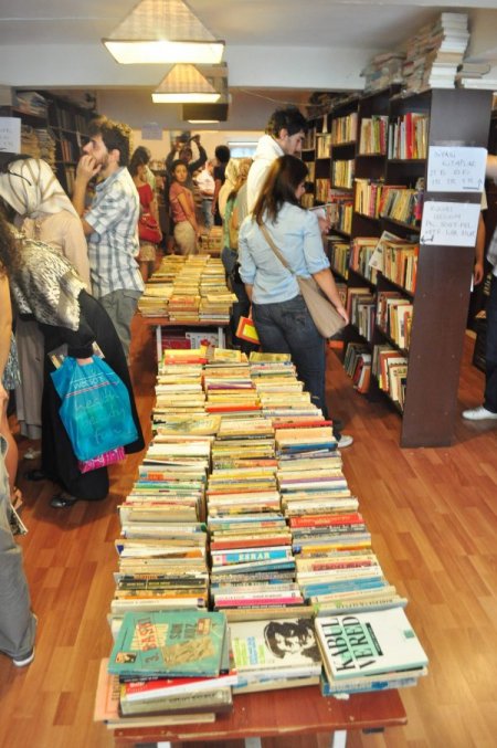 Herkes okusun diye 20 bin kitabı 25 kuruştan başlayan fiyatlarla satıyor