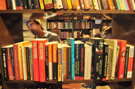 Herkes okusun diye 20 bin kitabı 25 kuruştan başlayan fiyatlarla satıyor