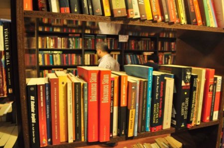 Herkes okusun diye 20 bin kitabı 25 kuruştan başlayan fiyatlarla satıyor