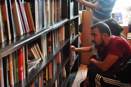 Herkes okusun diye 20 bin kitabı 25 kuruştan başlayan fiyatlarla satıyor