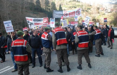 HES istemeyen köylüler kara yolunu kapattı