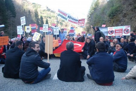 HES istemeyen köylüler kara yolunu kapattı