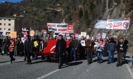 HES istemeyen köylüler kara yolunu kapattı