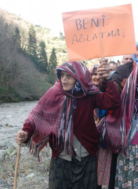 HES istemeyen köylüler kara yolunu kapattı