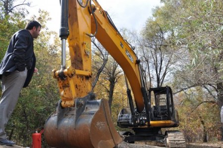 Hes Şantiyesinde İş Makinesi Yakıldı