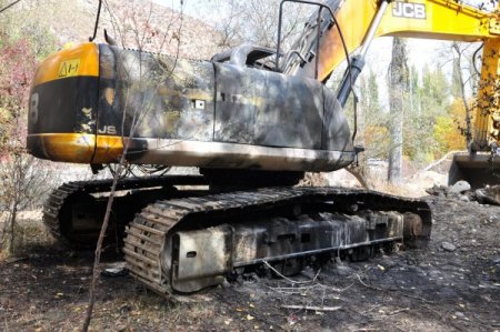 Hes Şantiyesinde İş Makinesi Yakıldı