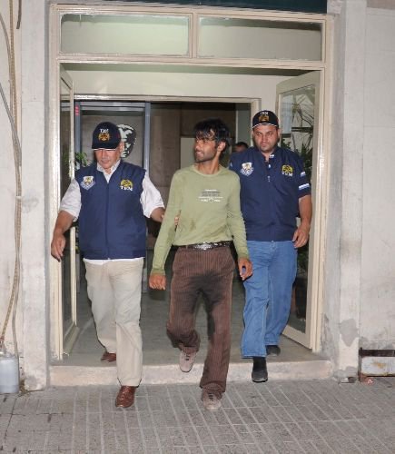 'heyecan Olsun' Diye Şüpheli Paket Bıraktı, Polisleri İzlerken Yakalandı