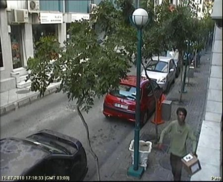 'heyecan Olsun' Diye Şüpheli Paket Koyması Kameraya Takıldı