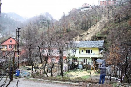 Heyelan, 4 Evi Kullanılamaz Hale Getirdi