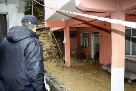 Heyelan, 4 Evi Kullanılamaz Hale Getirdi