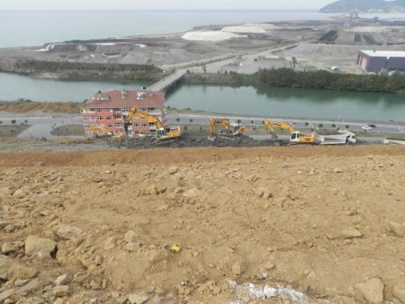 Heyelan bölgesinde tıraşlama çalışmaları sürüyor