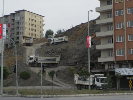 Heyelan bölgesinde tıraşlama çalışmaları sürüyor