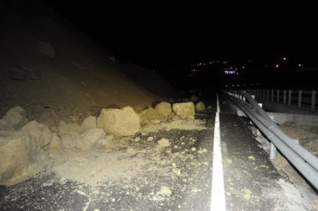 Heyelan nedeniyle Çanakkale-İzmir yolu trafiğe kapandı
