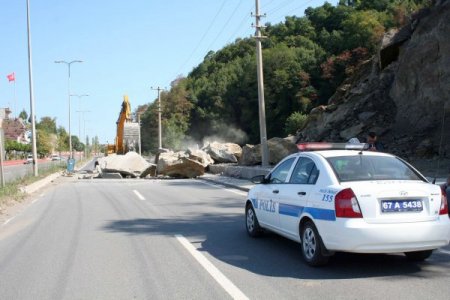 Heyelan Nedeniyle Kapanan Yol Ulaşıma Açıldı