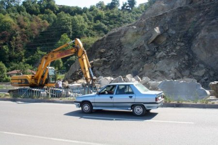 Heyelan Nedeniyle Kapanan Yol Ulaşıma Açıldı