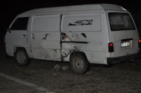 Heyelan Sonucu Üzerine Kaya Düşen Araçtaki 4 Kişi Yaralandı