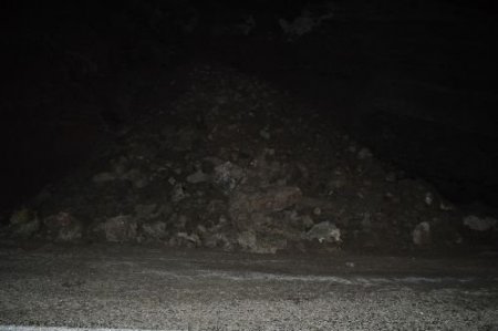 Heyelan Sonucu Üzerine Kaya Düşen Araçtaki 4 Kişi Yaralandı