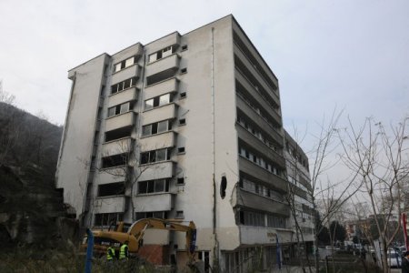 Heyelanda çöken İntam'da yıkımlar başladı