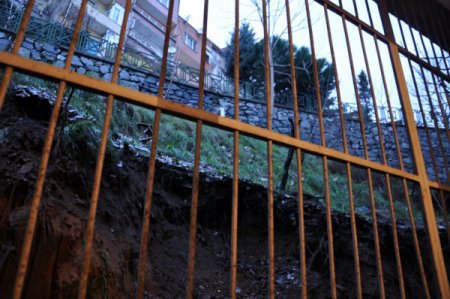 Heyelanda yıkılma tehlikesi geçiren bina sakinleri: Kış günü nereye gidelim