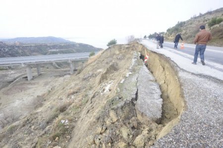 Heyelanın ortaya çıkardığı tarihî duvarı yine heyelan yıktı