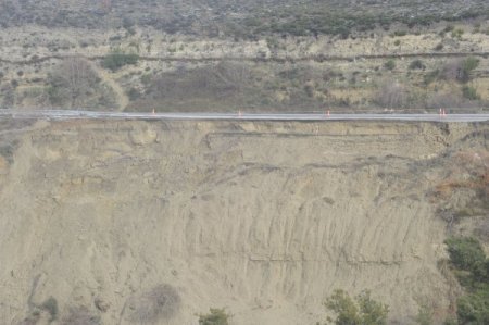 Heyelanın ortaya çıkardığı tarihî duvarı yine heyelan yıktı