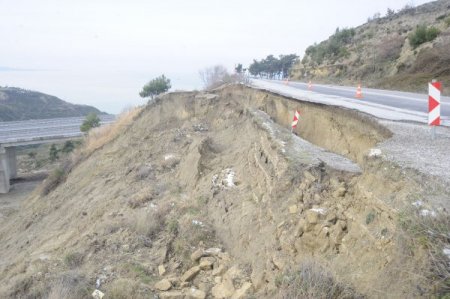 Heyelanın ortaya çıkardığı tarihî duvarı yine heyelan yıktı