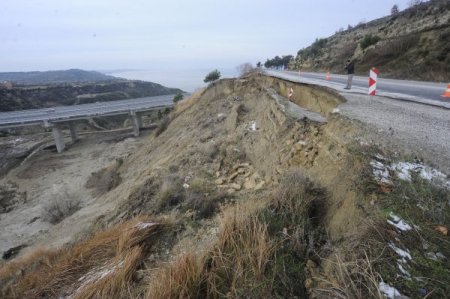 Heyelanın ortaya çıkardığı tarihî duvarı yine heyelan yıktı