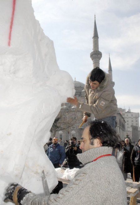 Heykeltıraşlar, Şehir Meydanında Kardan Heykel Yaptı