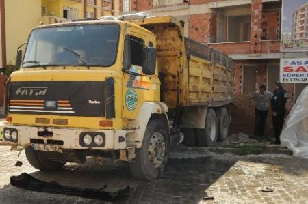 Hidroliği boşalan damper düştü şoför yaralandı