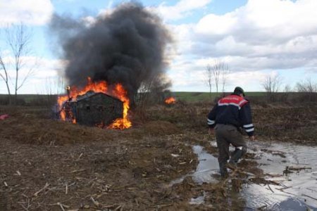 Hileli avlanmada kullanılan 34 avcı kulübesi yakıldı