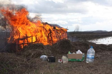 Hileli avlanmada kullanılan 34 avcı kulübesi yakıldı