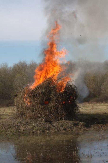 Hileli avlanmada kullanılan gümeler ateşe verildi
