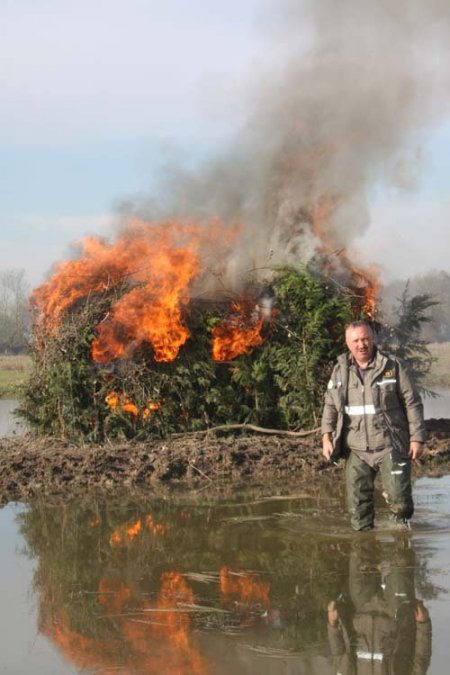 Hileli avlanmada kullanılan gümeler ateşe verildi