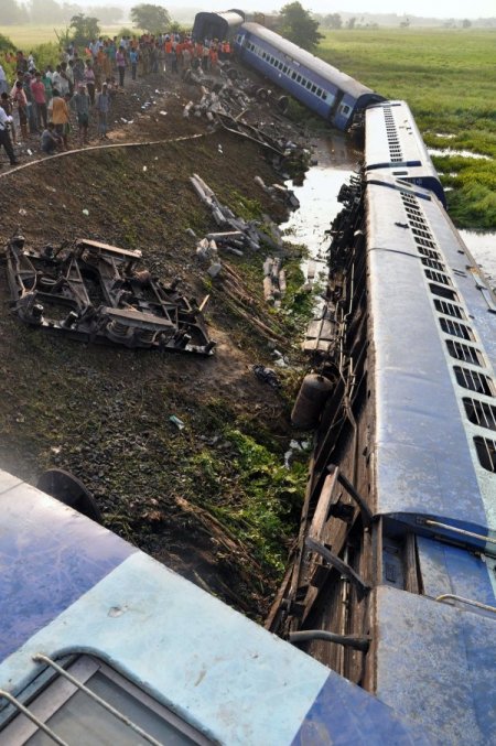 Hindistan’daki Tren Kazasında Ölü Sayısı 67’ye Yükseldi, 200 Yaralı