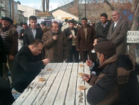 Hınıs'ta gönüller aşure ile ısındı