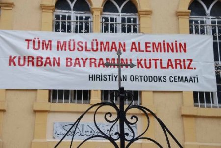 Hıristiyan Cemaati Pankartla Müslümanların Bayramını Kutladı