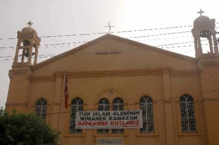 Hıristiyan Ortodokslar, Müslümanların Bayramını Pankartla Kutladı