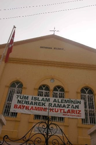 Hıristiyan Ortodokslar, Müslümanların Bayramını Pankartla Kutladı