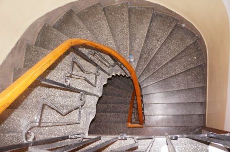 Hırsız kovalayan polis, merdivenlerden yuvarlanarak yaralandı