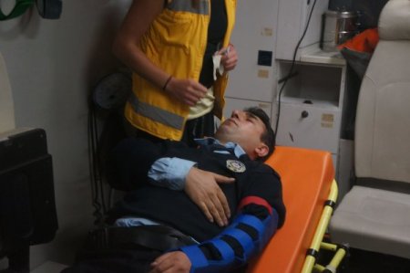 Hırsız kovalayan polis, merdivenlerden yuvarlanarak yaralandı