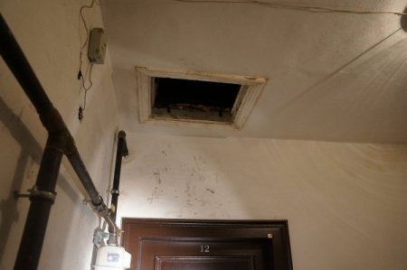 Hırsız kovalayan polis, merdivenlerden yuvarlanarak yaralandı